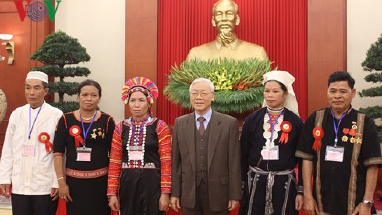 Party General Secretary meets with ethnic minority exemplars