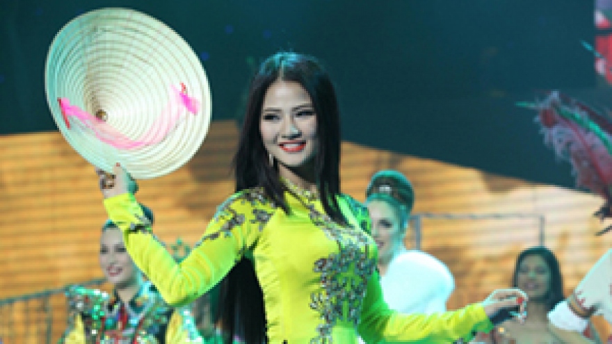 Vietnam beauty in Mrs World top six