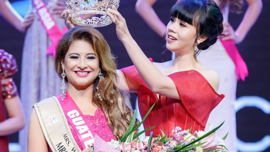 Hang Nguyen gives crown to Guatemalan beauty