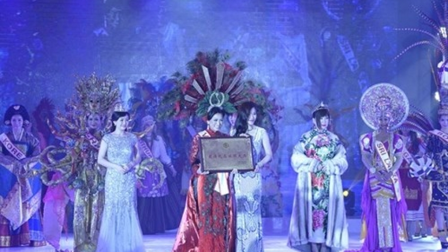 Vietnamese native wins best costume award at Mrs World