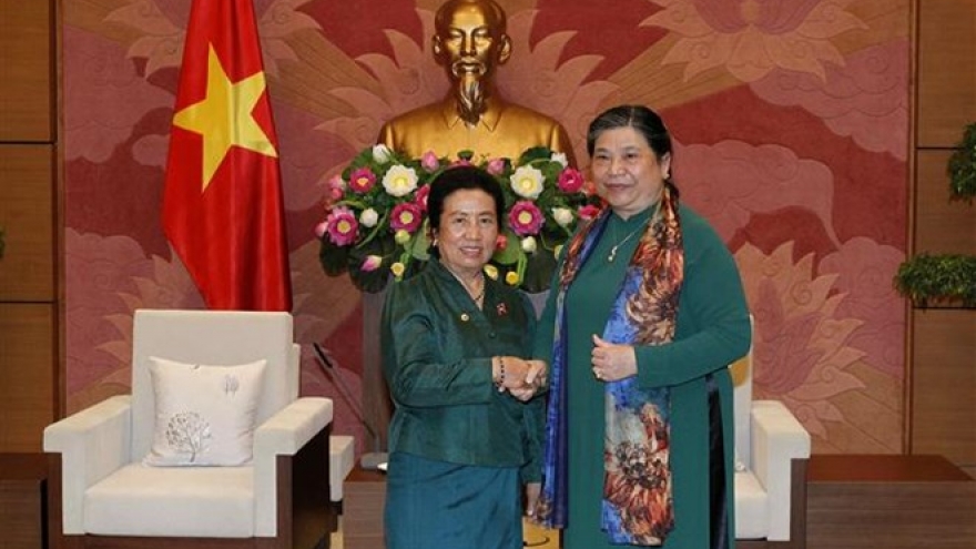 Legislative leader receives Lao NA ethnic committee’s delegation