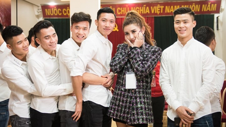
        Huyen My meets Vietnam’s U23 football stars
                          
                      