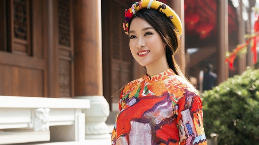 
        My Linh, Thanh Tu charming in Ao dai
                          
                      