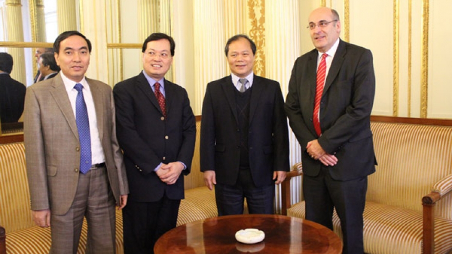 France shares legislative experience with Vietnam