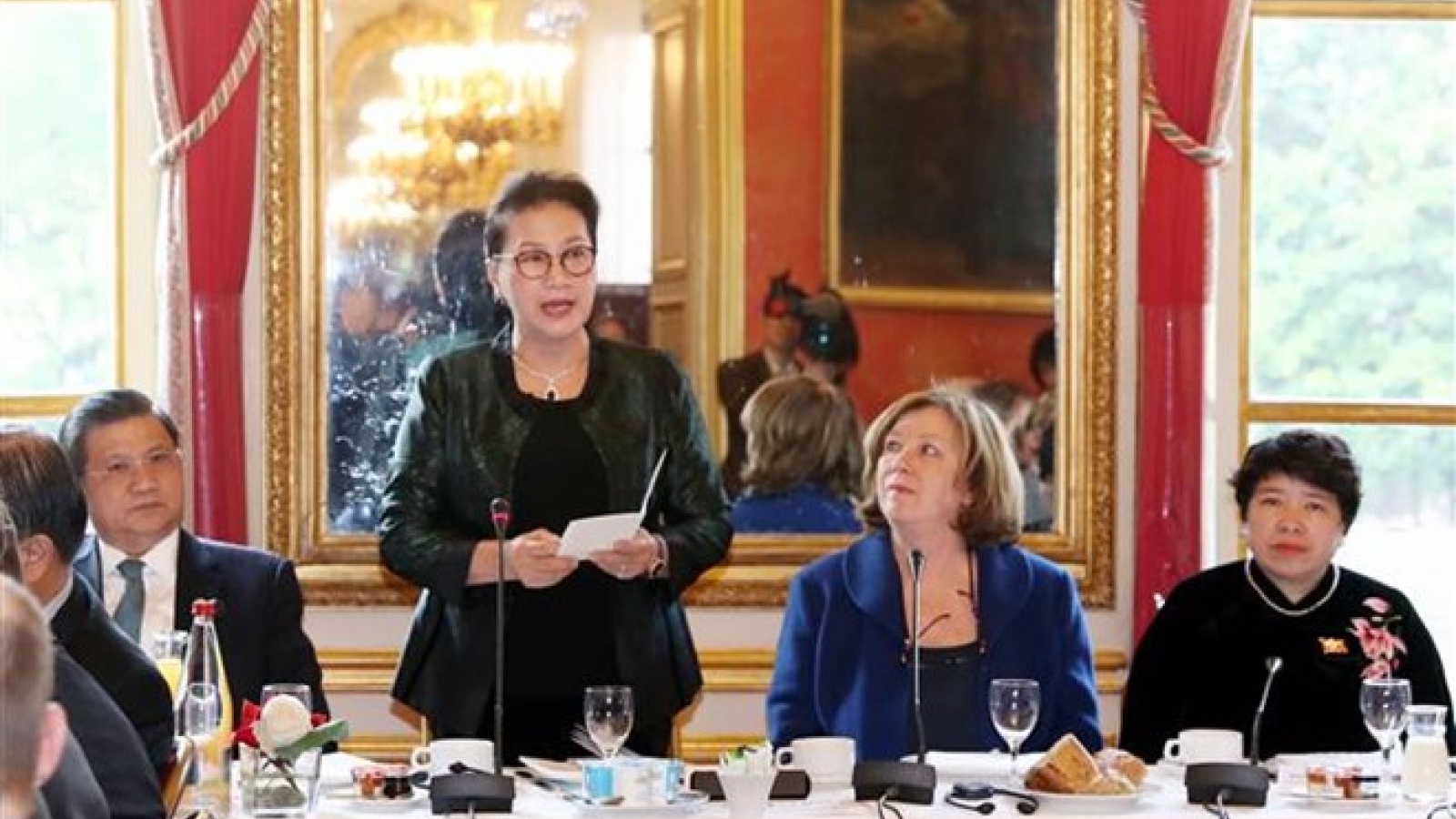Vietnam vows to create optimal conditions for French firms: top legislator
