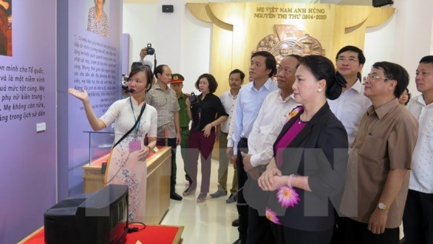 
        NA leader presents gifts to Heroic Mothers in Quang Nam
                              