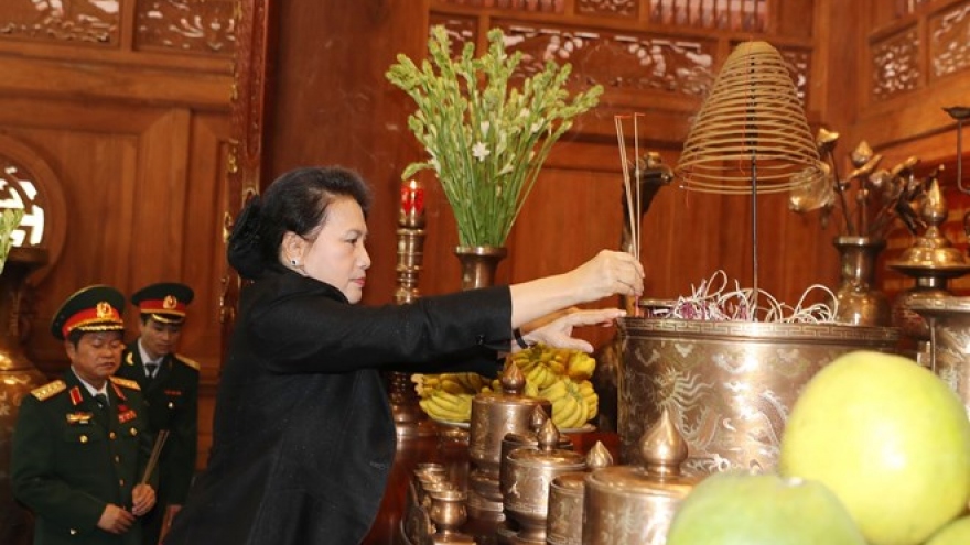 NA Chairwoman offers incense to late President Ho Chi Minh