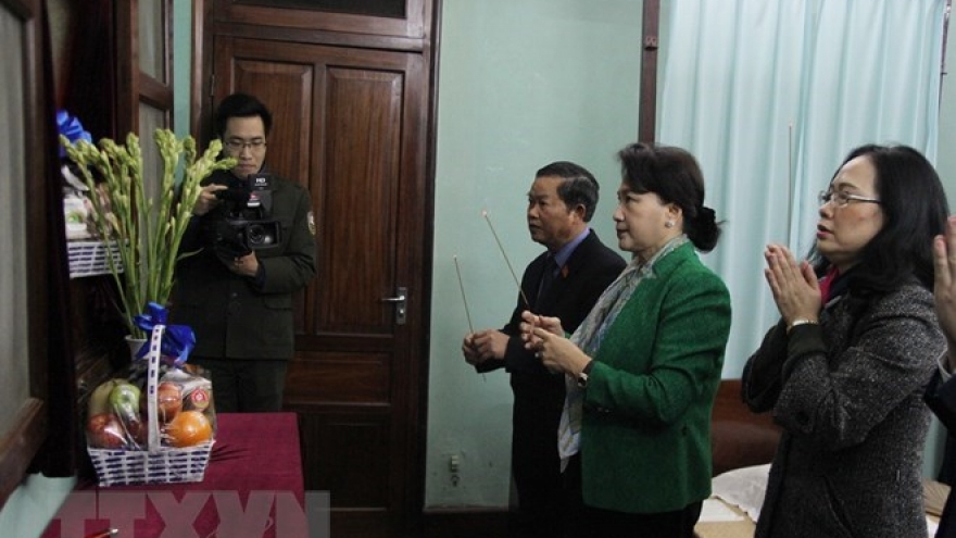 NA leader offers incense to President Ho Chi Minh