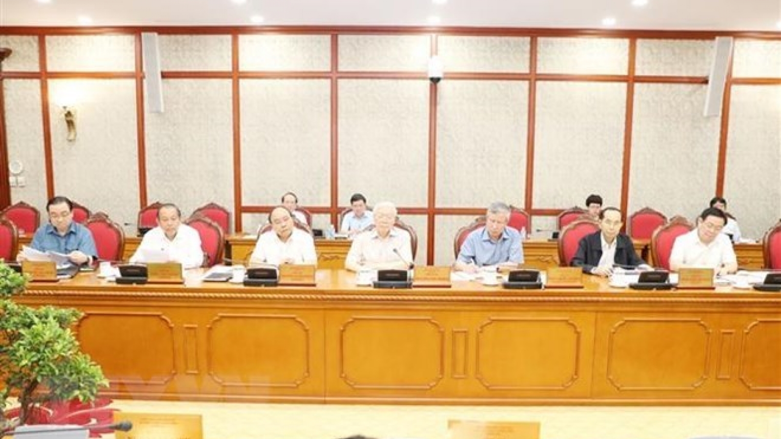 Politburo mulls schemes to be submitted to Party Central Committee’s 8th meeting