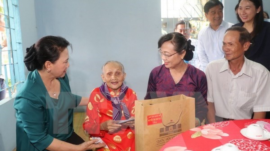 NA leaders present gifts to policy beneficiary families