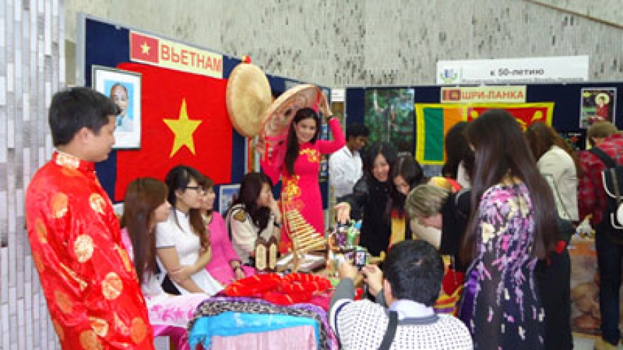 Vietnamese students participate in Asia Culture Week 