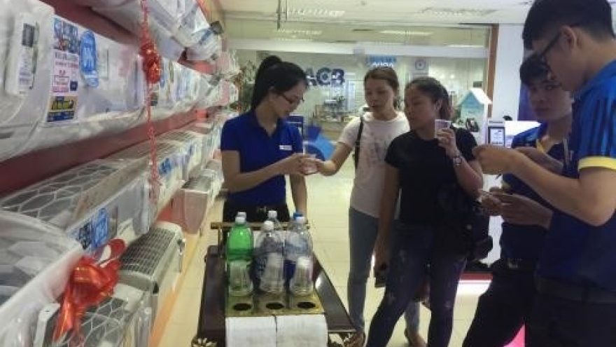 HCM City residents race to beat heat