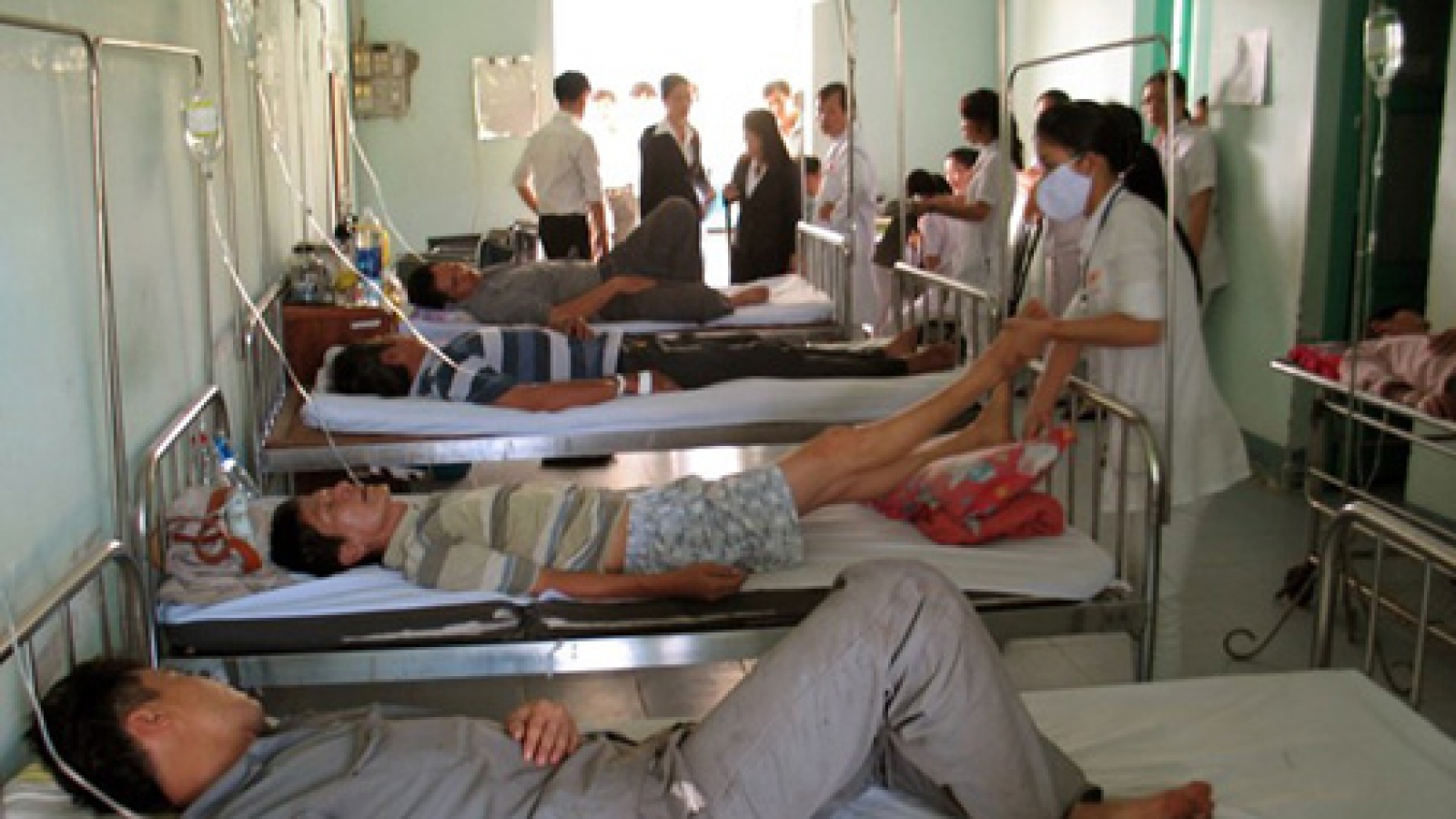 More than 100 food poisoning workers hospitalised 