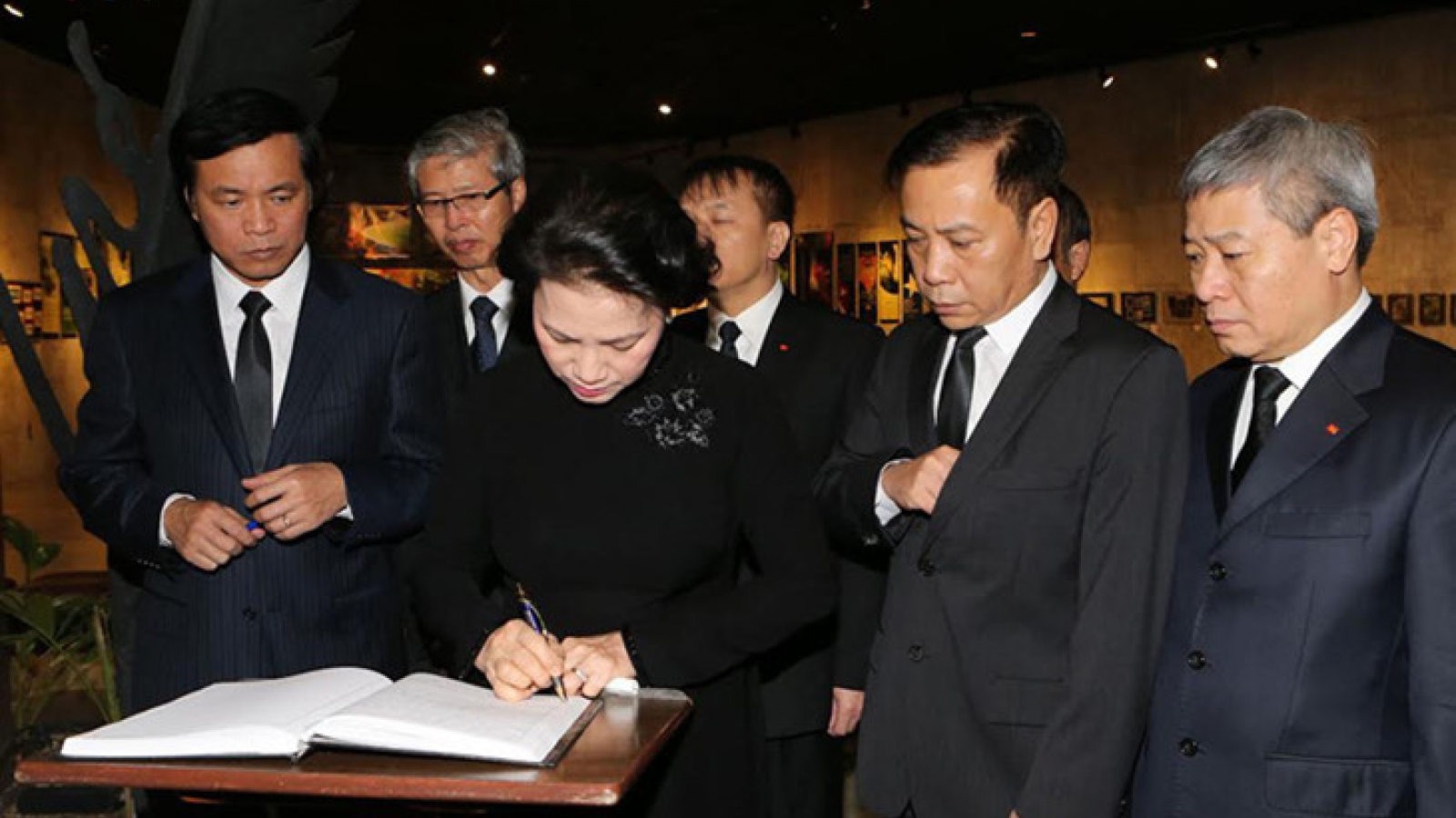 Party and State delegation pays tribute to Cuba leader