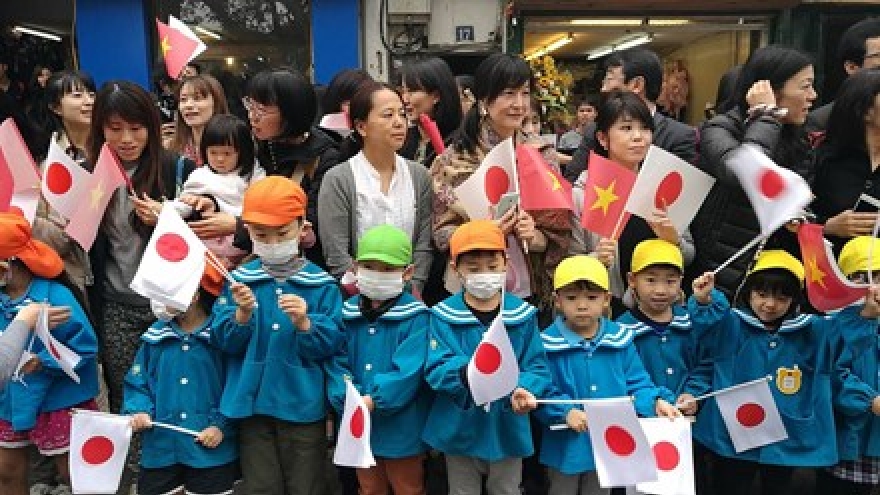 Japanese Emperor meets Vietnamese alumni in Hanoi