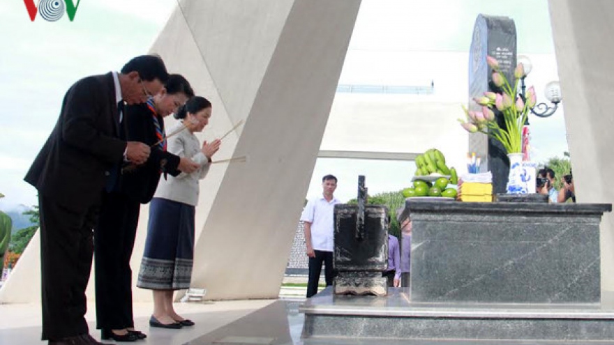 Leaders of Vietnam, Laos offer incense at Son La relic site 