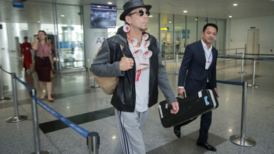 Chris Norman receives warm welcome at Noi Bai Airport
