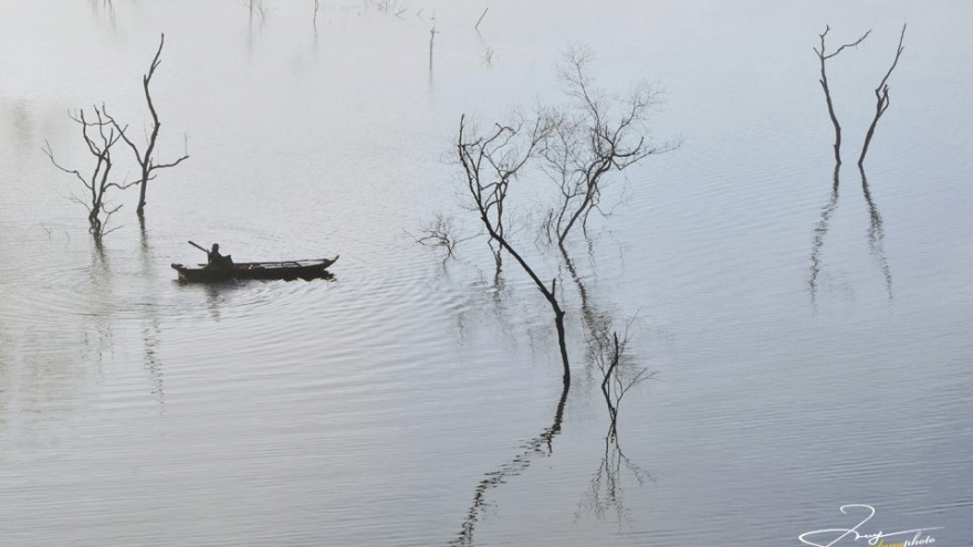 Dreaming beauty on Nam Kar Lake