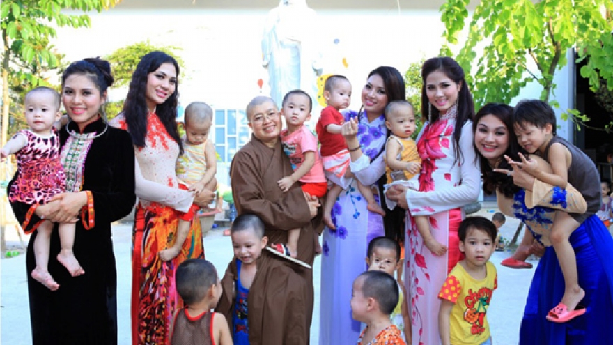 Miss Ethnic Vietnam joins charity activities in Hanoi