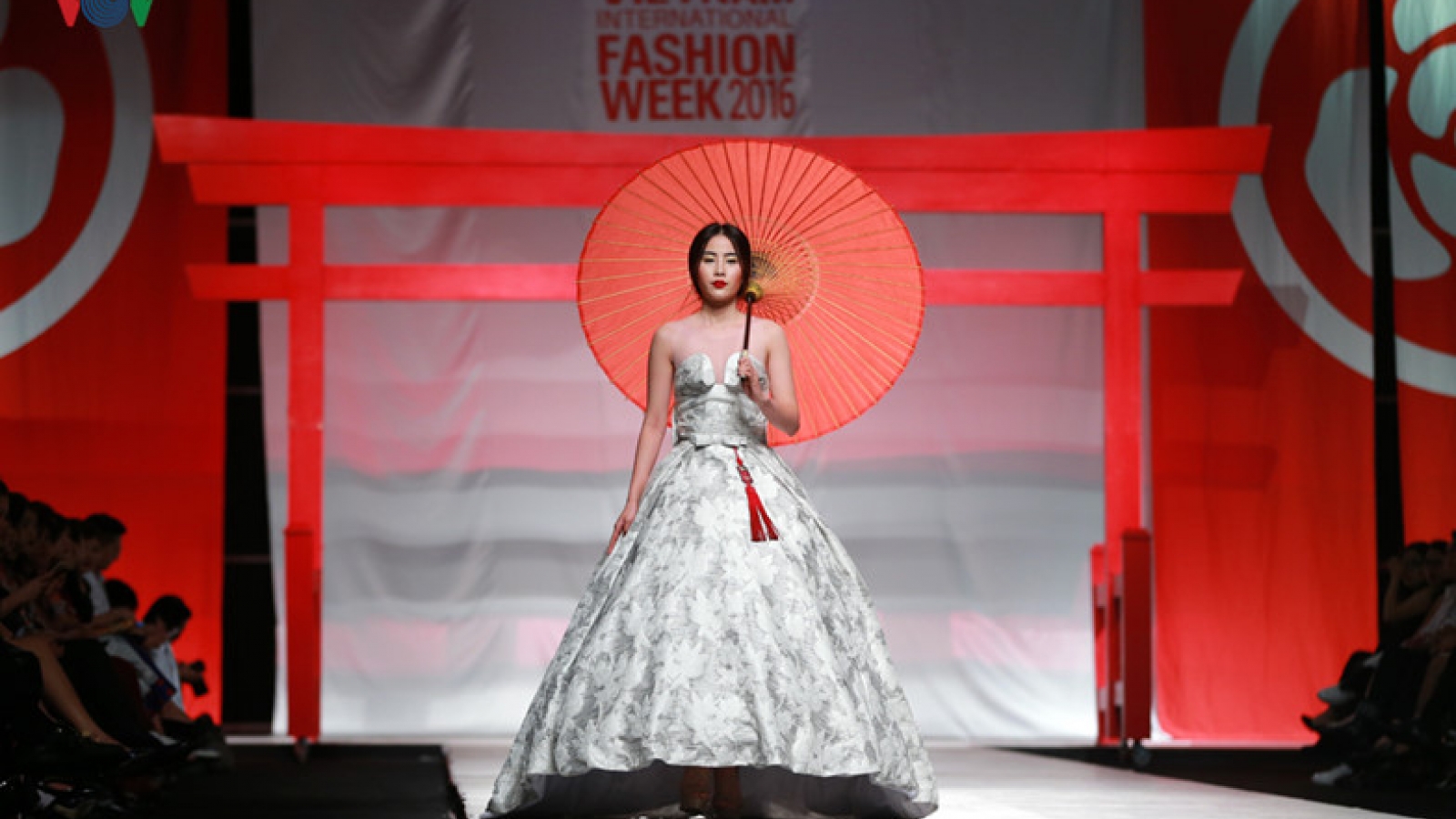 Nam Em wows at Vietnam Int’l Fashion Week