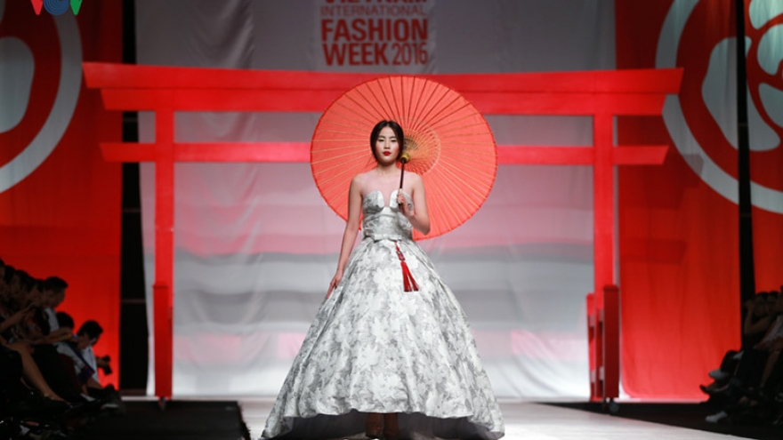 Nam Em wows at Vietnam Int’l Fashion Week