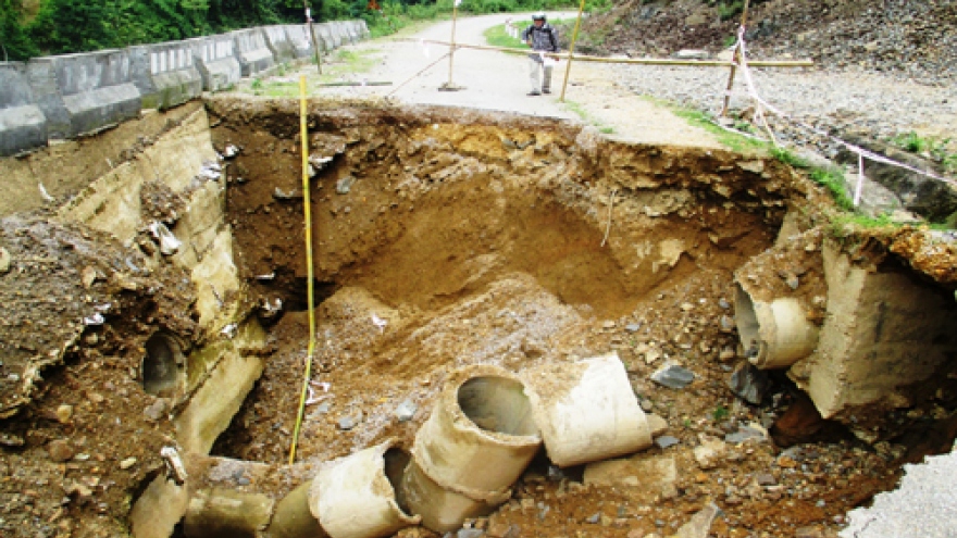 Sinkhole divides highway in central Vietnam