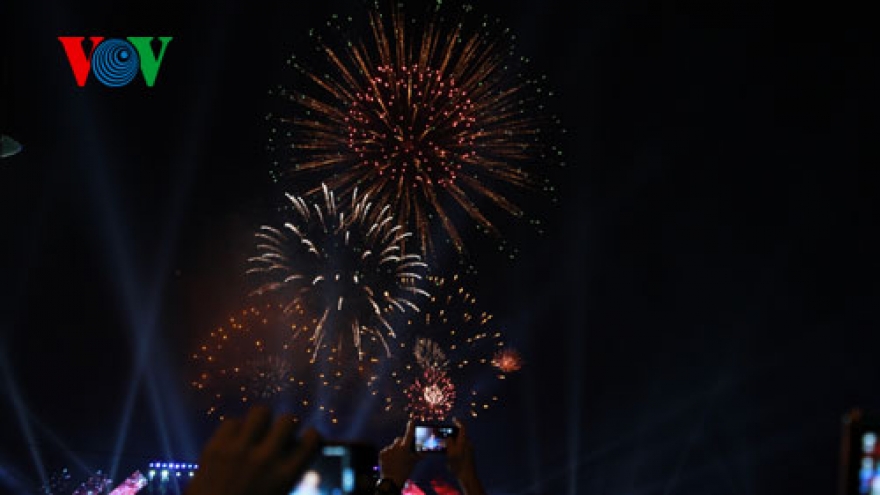 Thousands ring in New Year 2014