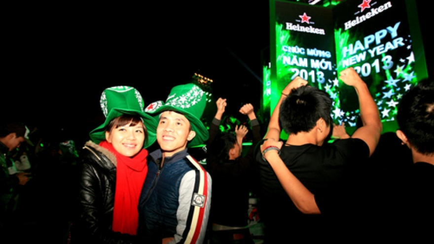 Hanoi revelers ring in New Year 2013