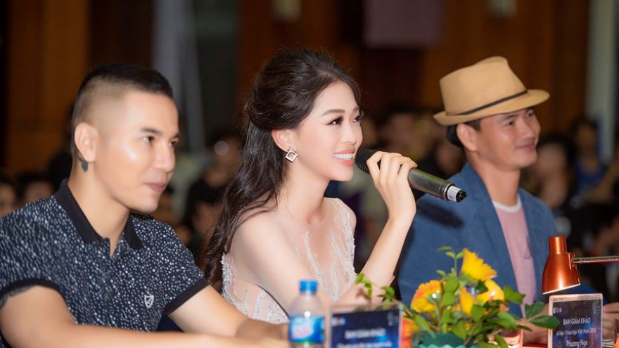 Phuong Nga delights in pink at Hanoi event