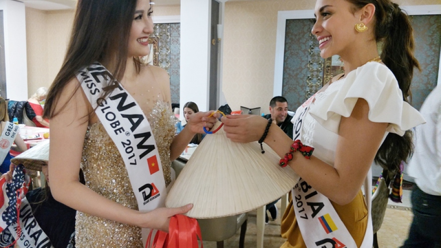 Khanh Ngan presents conical hats to Miss Globe contestants