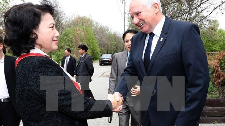 Vietnam’s NA leader hails ties with Hungary