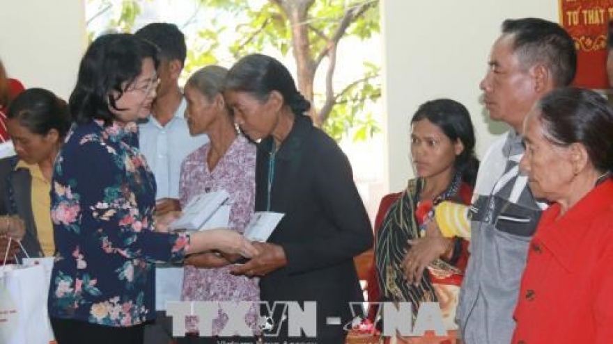 Vice President presents gifts to policy beneficiaries in Dak Nong