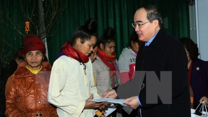
        Front leader gives Tet gifts to poor households in Son La
                              
