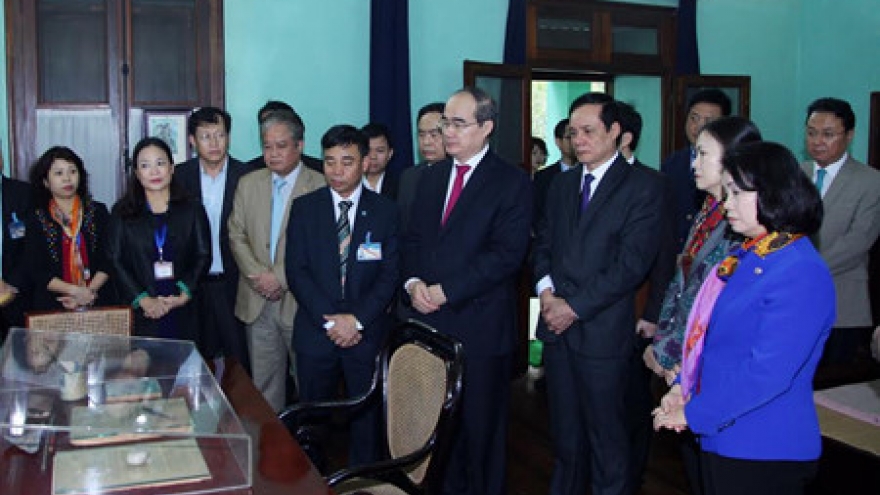 VFF leader offers incense in tribute to President Ho Chi Minh