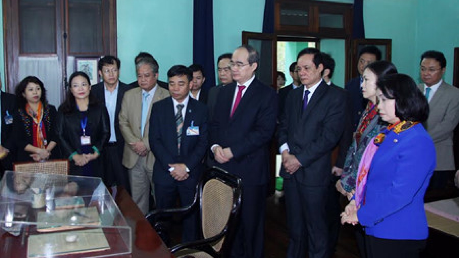 VFF leader offers incense in tribute to President Ho Chi Minh