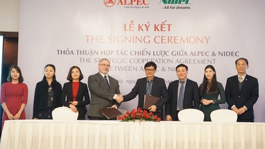 Japanese escalator manufacturer makes foray into Vietnamese market