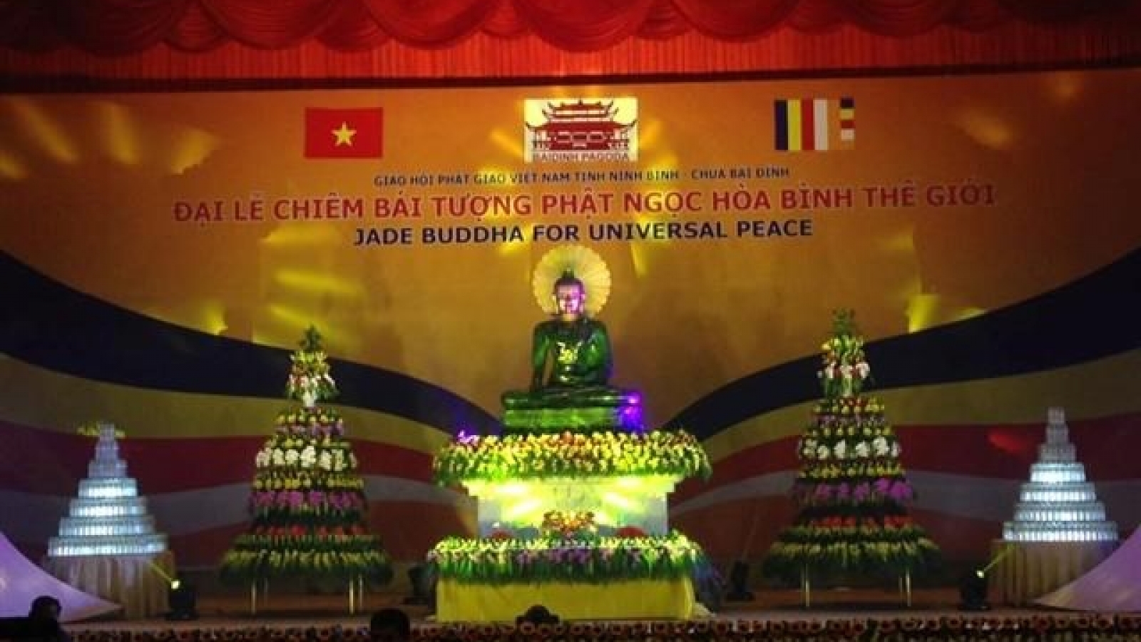 Ninh Binh holds ceremony to worship massive jade Buddha