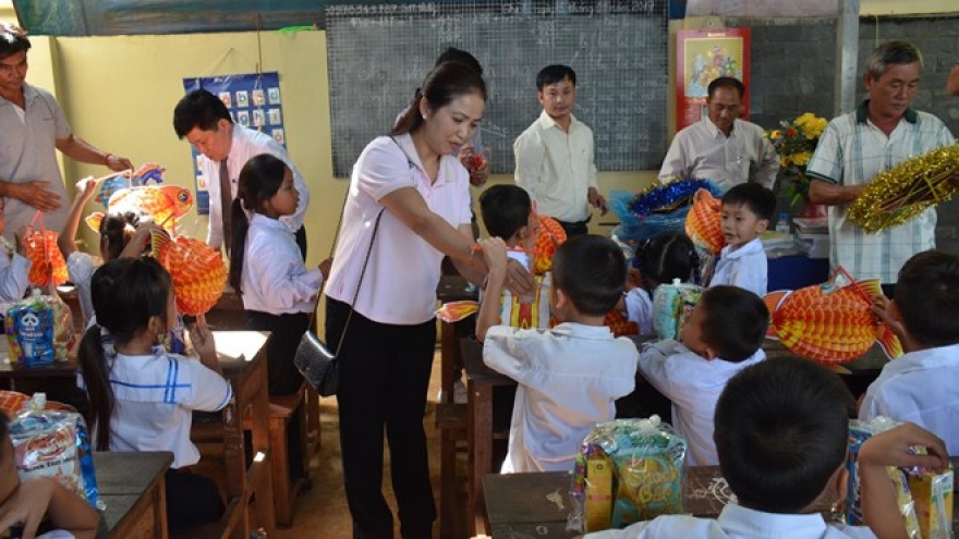 
        OVs in Cambodia build school for students in remote area
                              