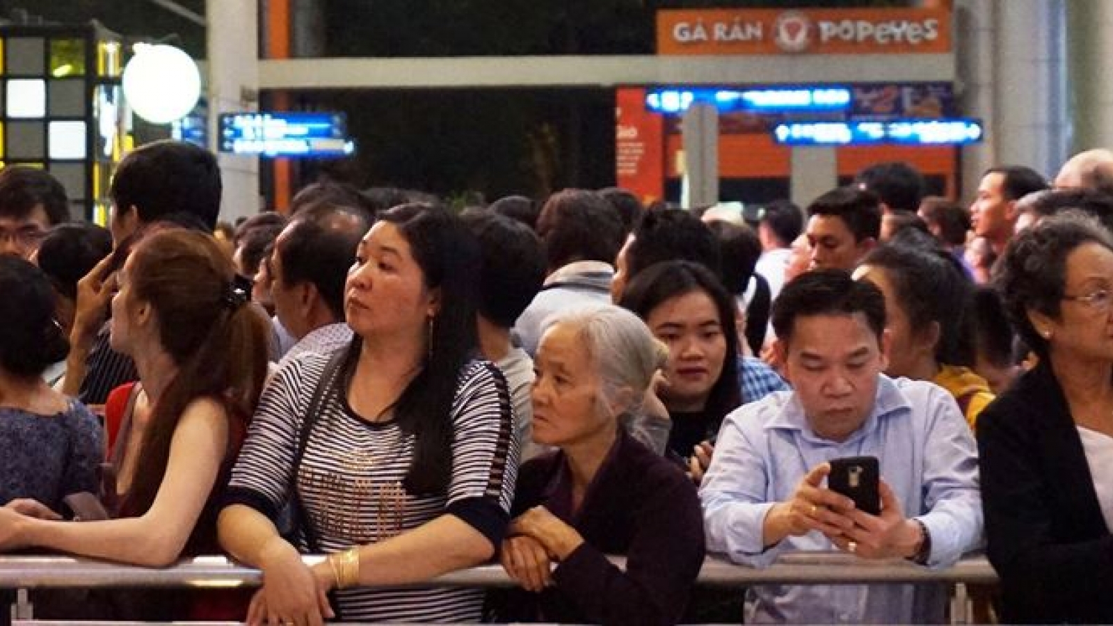 Thousands wait without sleep as OVs return for Tet