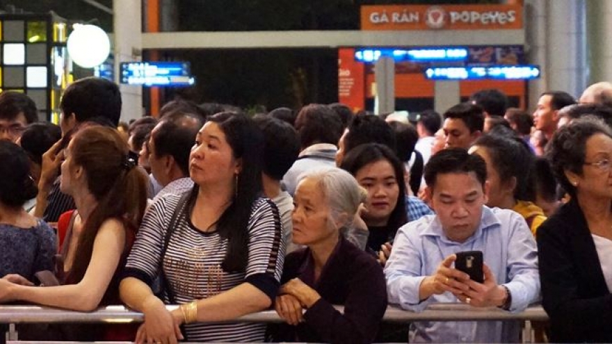 Thousands wait without sleep as OVs return for Tet