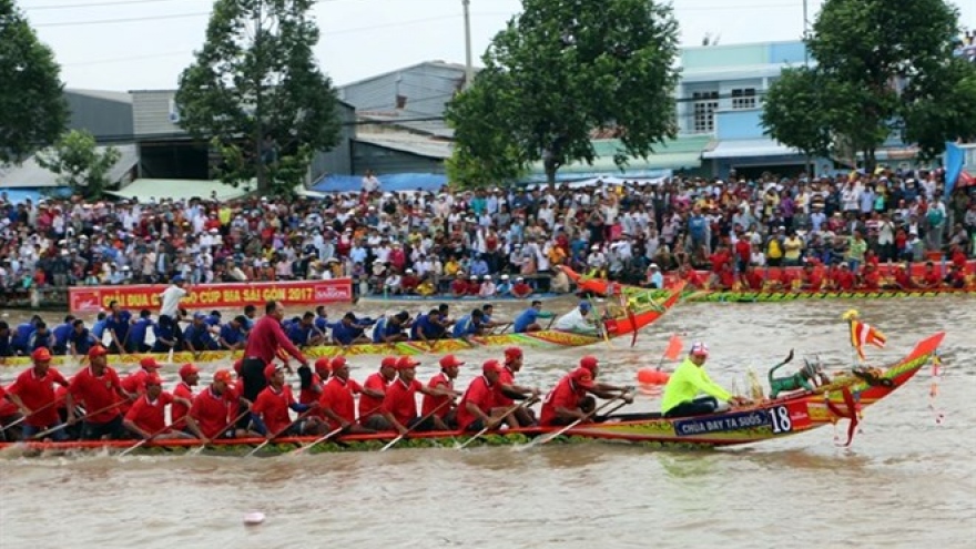 Boat race opens within Ok Om Bok Festival