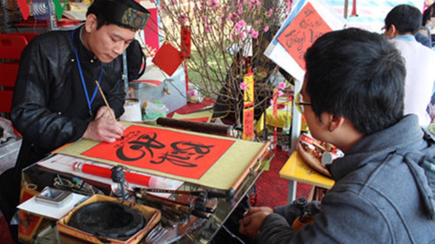 Picture hanging, a tradition of the Lunar New Year 