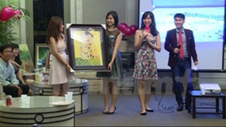 Vietnamese in Singapore donate to fund for needy children