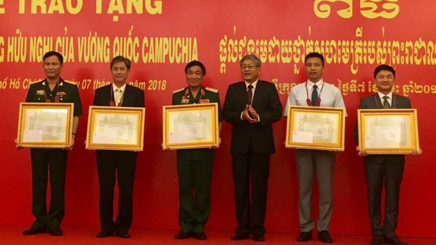 Cambodia’s friendship order to Vietnamese individuals, organisations