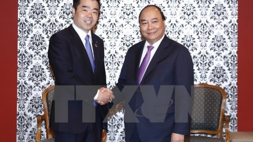 PM Phuc begins visit to Osaka