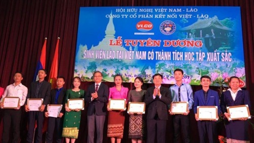 Outstanding Lao students honoured in Hanoi