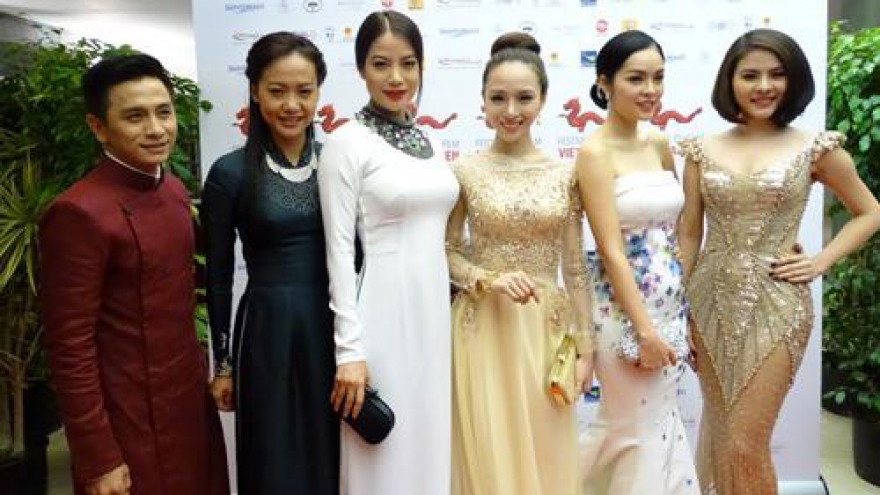 Hong Anh, Van Trang win best actress awards