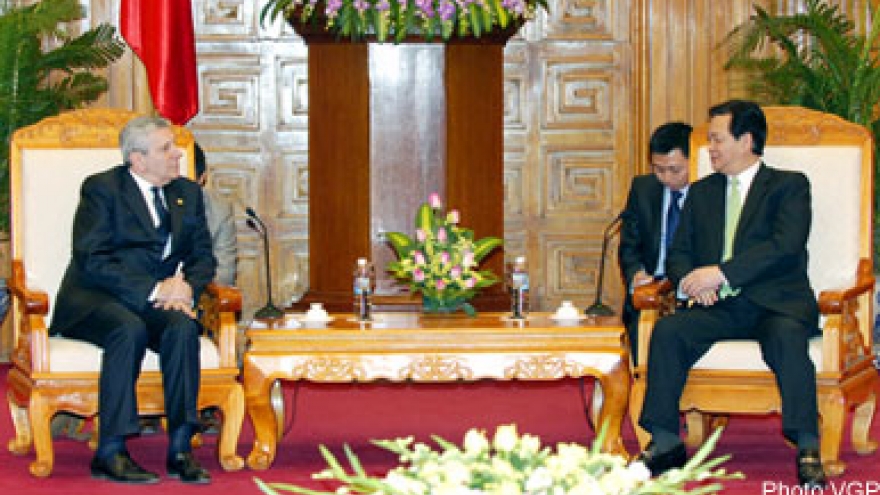 Italian Defence Minister welcomed in Hanoi  