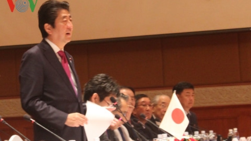 Vietnam, Japan PMs speak at economic forum in Hanoi