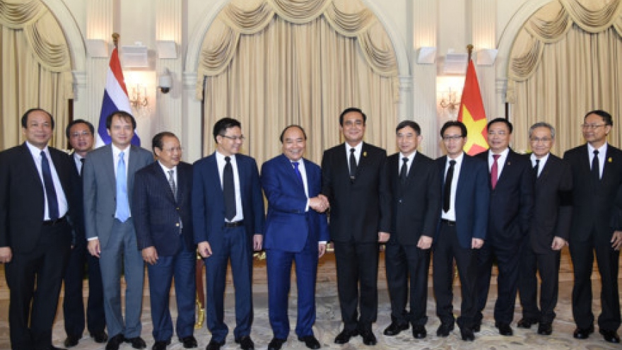 PM Nguyen Xuan Phuc holds talks with Thai counterpart